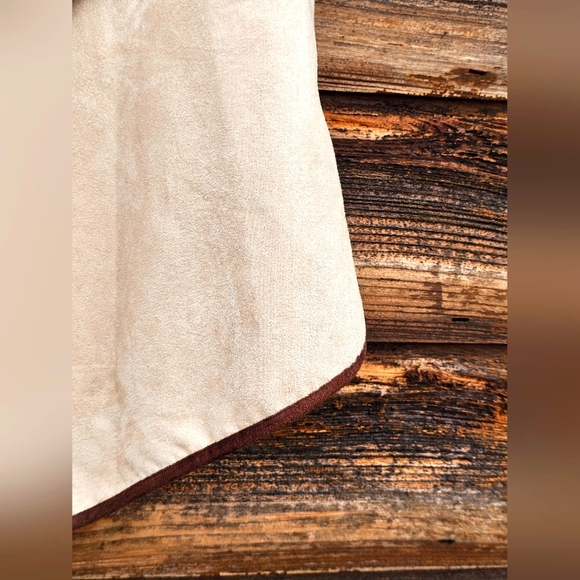 Gibson Latimer Fall Faux Suede & Sherpa Lined Tan/Cream Asymmetrical Flowy Vest - Picture 11 of 16